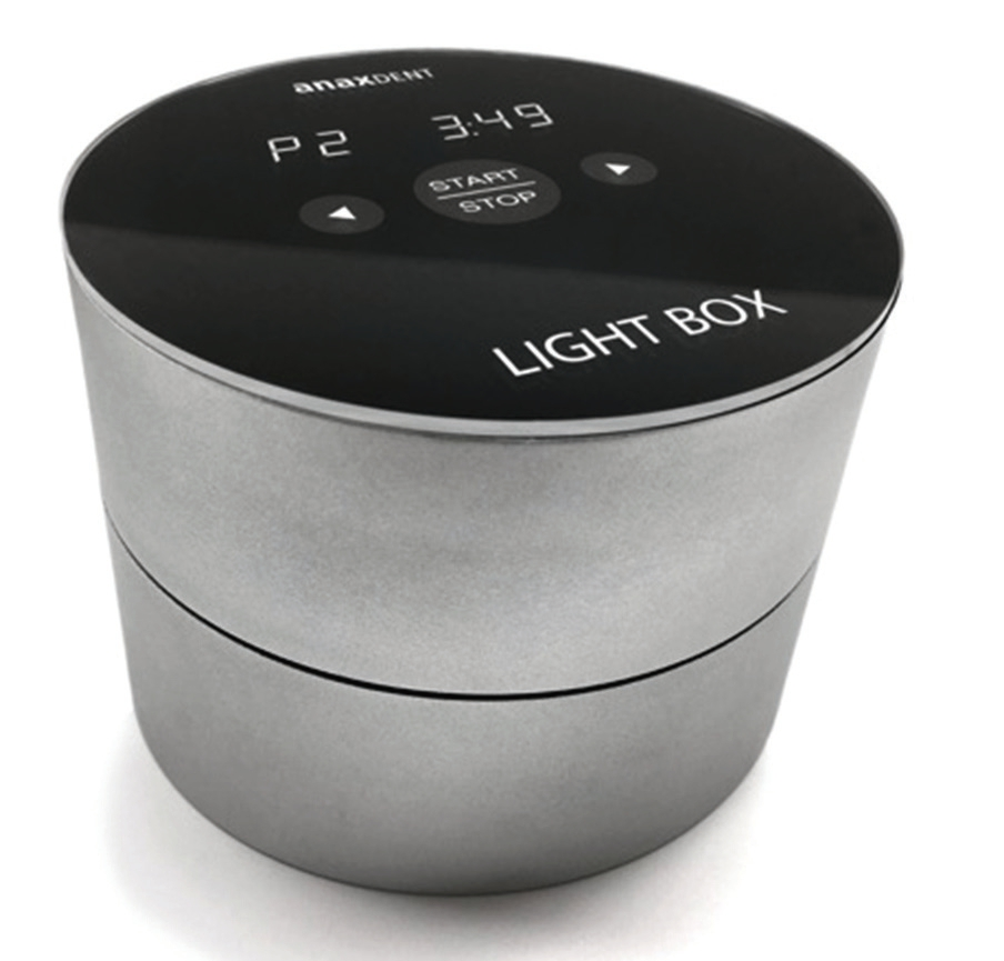 Abb. 6: Kleines und kompaktes Lichthärtegerät „Light Box“ von Anaxdent. © Anaxdent